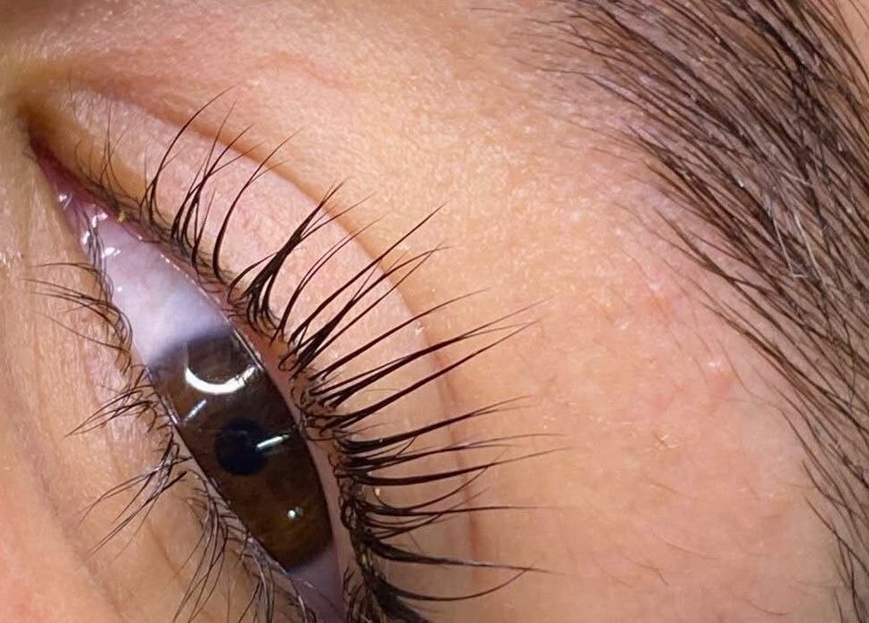 Cerca de pestañas realzadas en KIM STUDIO, Juan Aldama, Chihuahua, MX. Belleza y cuidado profesional.