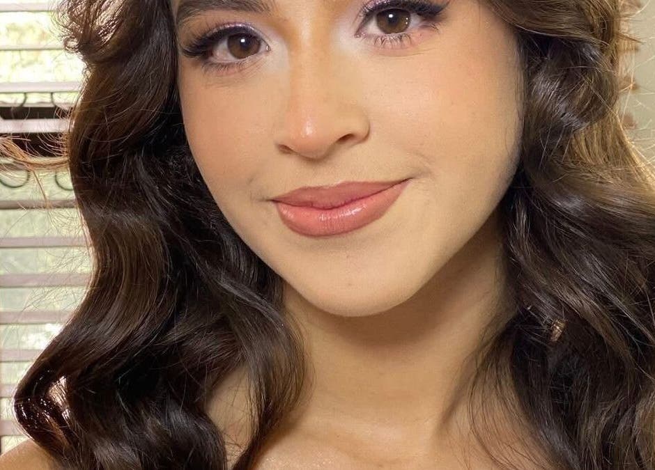 Mujer con peinado elegante en KIM STUDIO, Juan Aldama, Chihuahua, MX. Cabello lustroso y maquillaje perfecto.