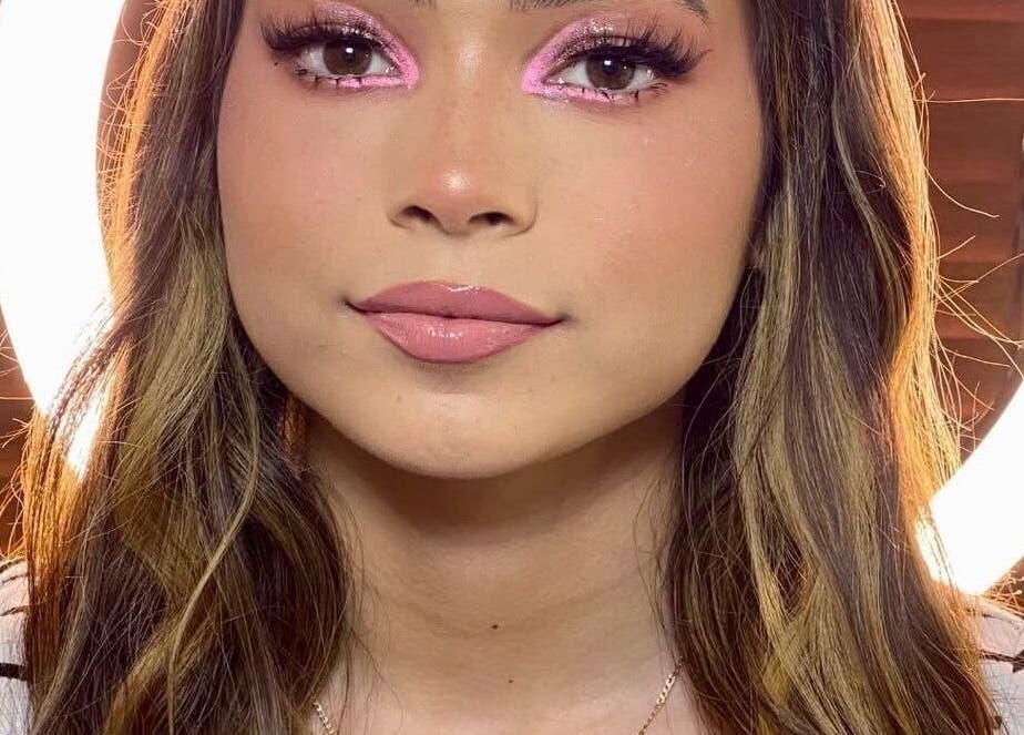 Maquillaje glamuroso en KIM STUDIO, Juan Aldama, Chihuahua, MX, bajo luz cálida.