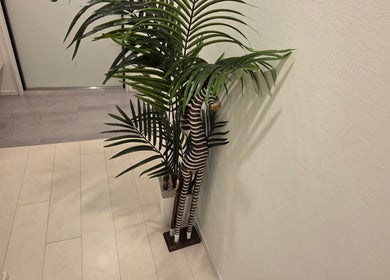 Stylish plant and giraffe decor enhance the serene ambiance at Tokyo Nailya, London, England, GB.