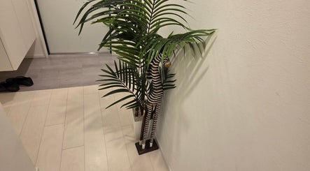 Stylish plant and giraffe decor enhance the serene ambiance at Tokyo Nailya, London, England, GB.