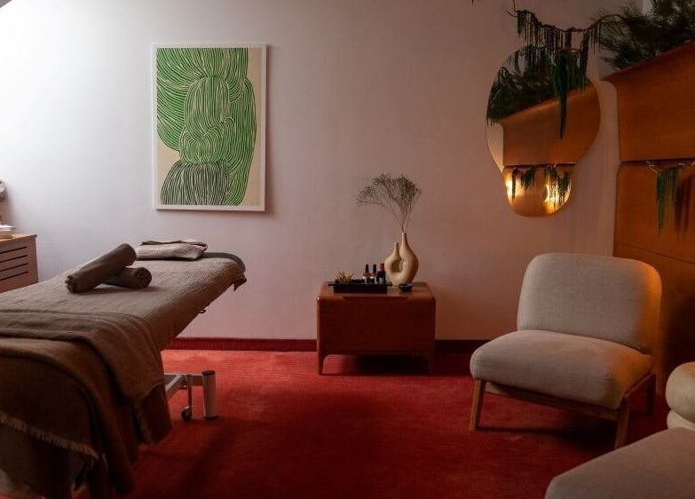 Cozy massage room at Sitgajos masažas in Vilnius, Vilniaus Apskritis, LT with a comfortable table and warm lighting.