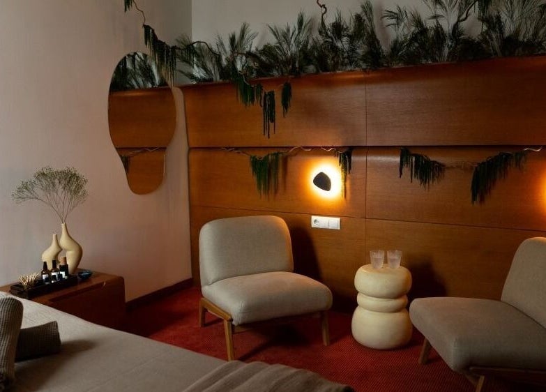 Serene spa room at Sitgajos masažas, Vilnius. Cozy seating and soft lighting create a peaceful vibe.