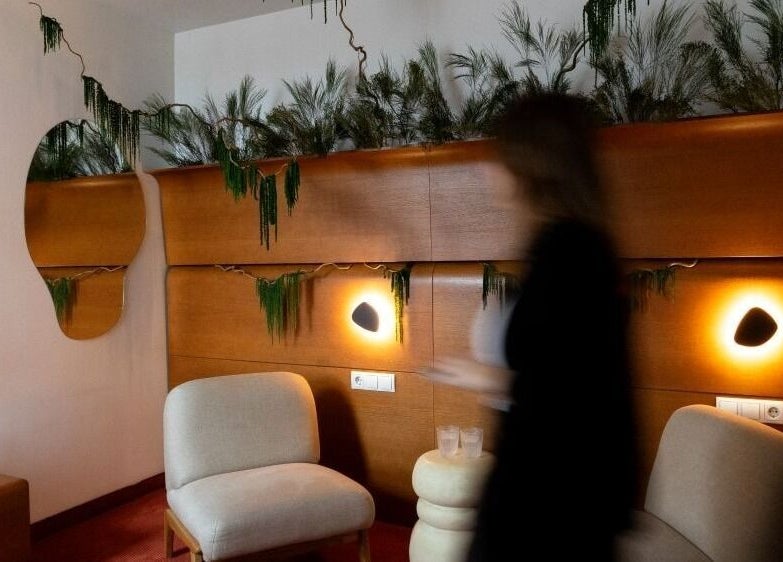 Cozy lounge area at Sitgajos masažas in Vilnius, Vilniaus Apskritis, LT with plants and ambient lighting.