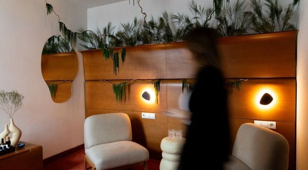 Cozy lounge area at Sitgajos masažas in Vilnius, Vilniaus Apskritis, LT with plants and ambient lighting.