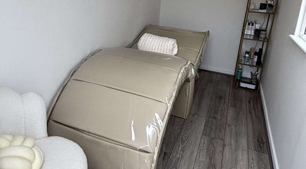 Relaxing treatment room at The Luxe Lounge Lash & Brows, Cardiff, Wales, GB with plush furnishings.