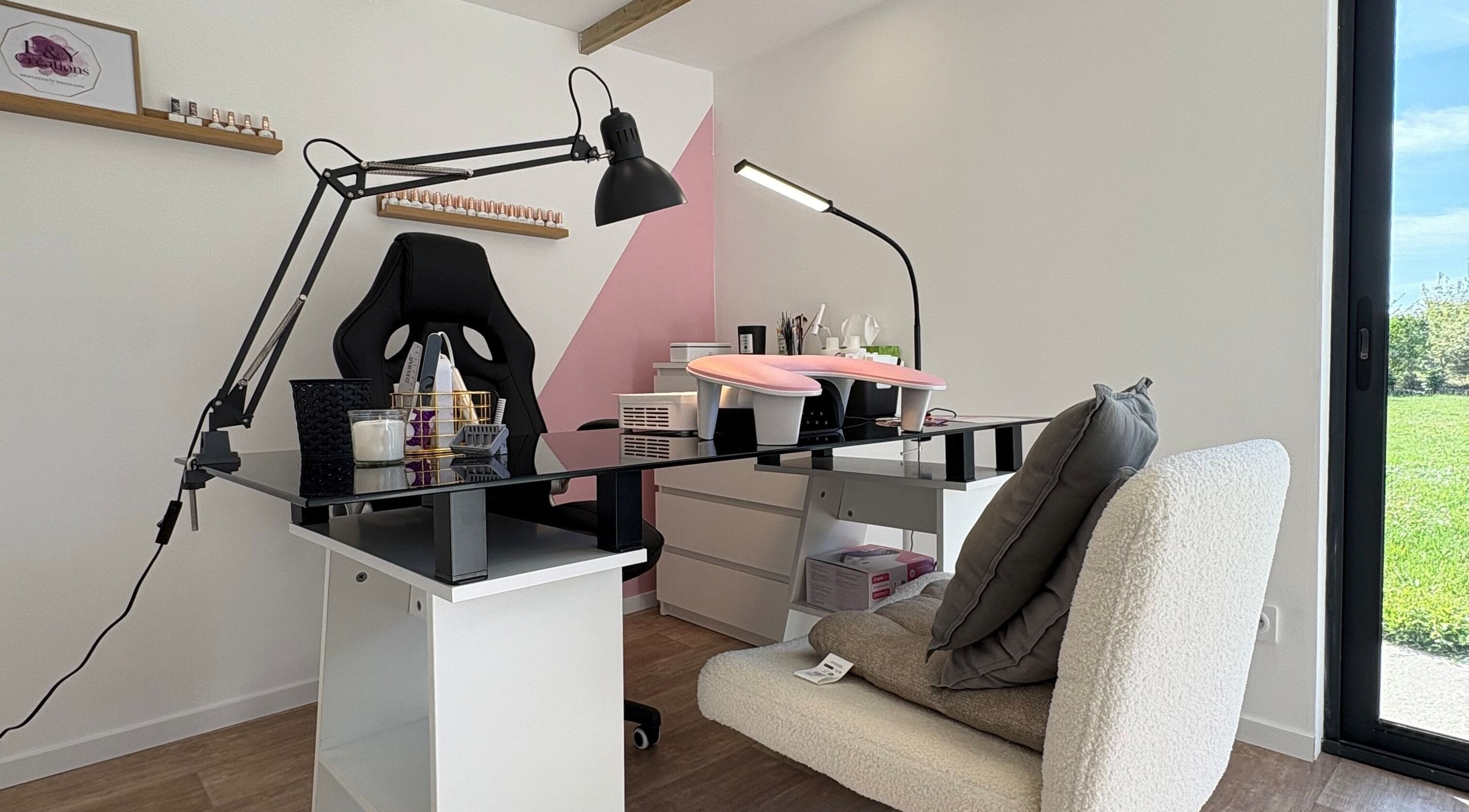 Intérieur élégant de L&Y Créations à Saint-corneille, Pays De La Loire. Lumineux espace de travail.