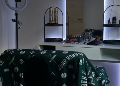 Intérieur moderne d'Al’Barbiere Malmedy avec équipements de coiffure à Malmedy, Région Wallonne, BE.