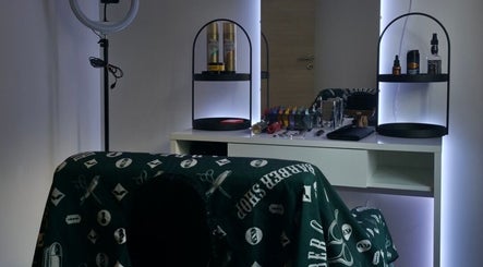 Intérieur moderne d'Al’Barbiere Malmedy avec équipements de coiffure à Malmedy, Région Wallonne, BE.