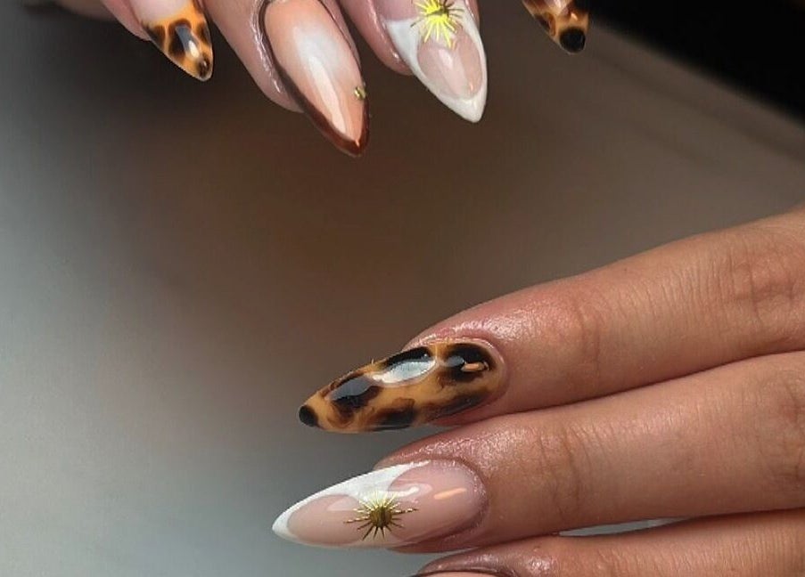 Design d'ongles élégant à Elitebeauteternat, Ternat, Vlaanderen, BE avec motifs artistiques.