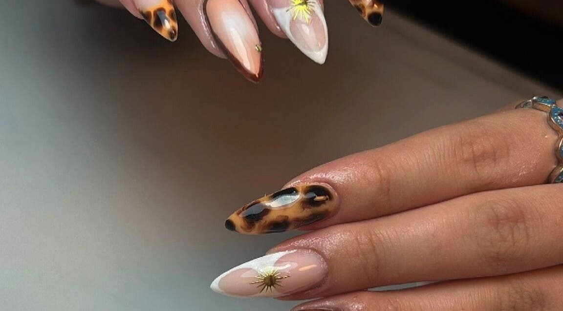 Design d'ongles élégant à Elitebeauteternat, Ternat, Vlaanderen, BE avec motifs artistiques.