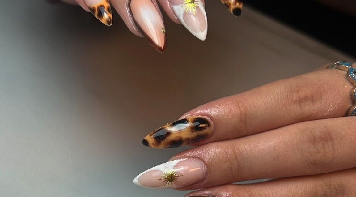 Design d'ongles élégant à Elitebeauteternat, Ternat, Vlaanderen, BE avec motifs artistiques.