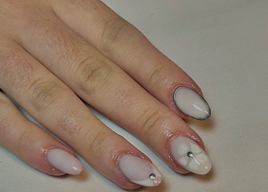 Manucure élégante avec des motifs à Elitebeauteternat, Ternat, Vlaanderen, BE.