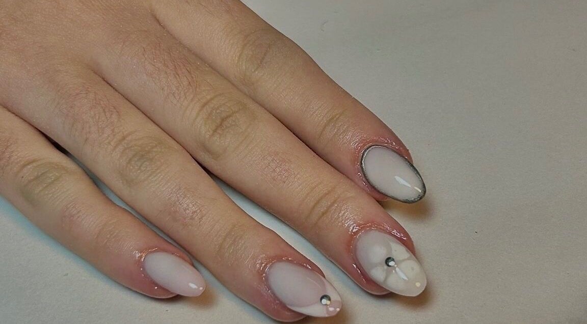 Manucure élégante avec des motifs à Elitebeauteternat, Ternat, Vlaanderen, BE.