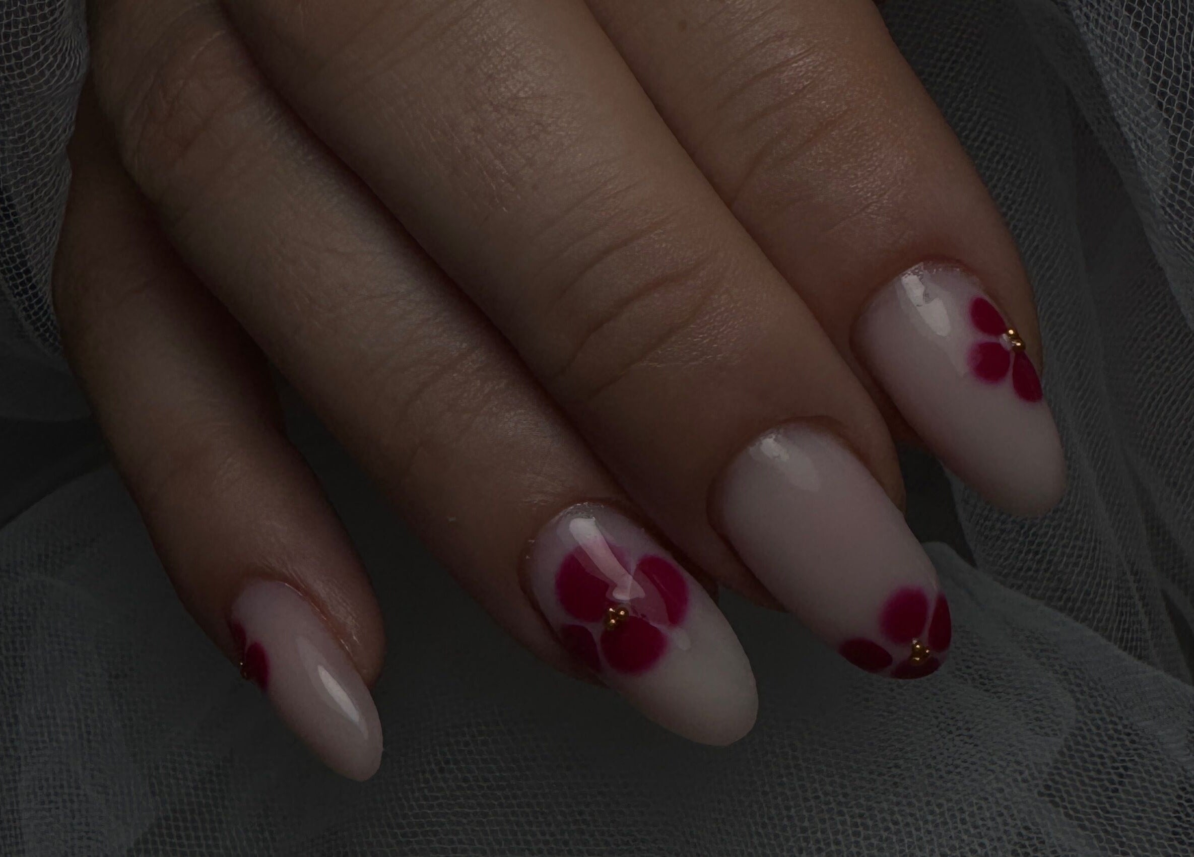 Ongles décorés de fleurs élégantes chez Elitebeauteternat, Ternat, Vlaanderen, BE.