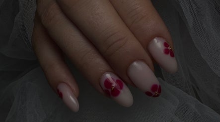 Ongles décorés de fleurs élégantes chez Elitebeauteternat, Ternat, Vlaanderen, BE.