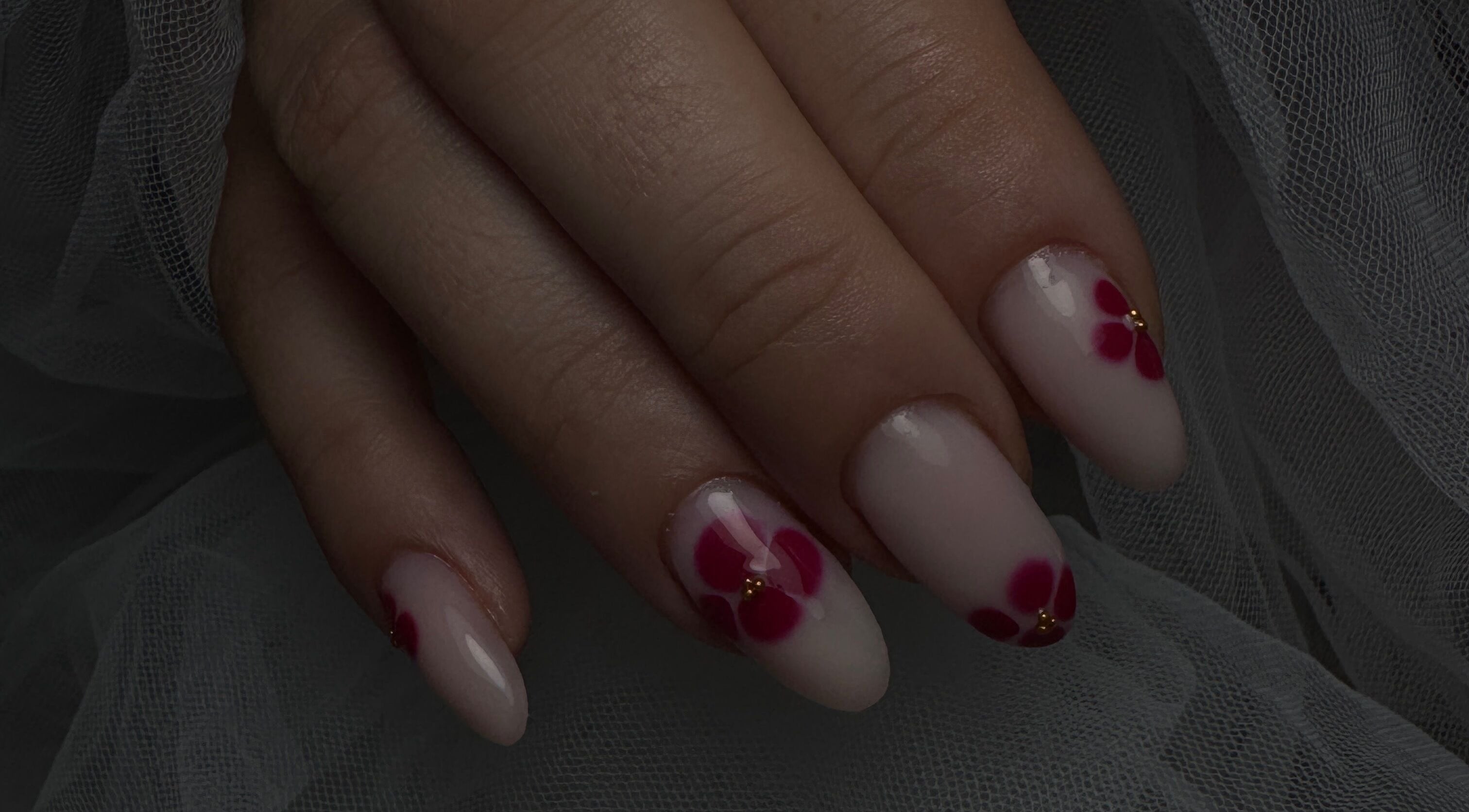 Ongles décorés de fleurs élégantes chez Elitebeauteternat, Ternat, Vlaanderen, BE.