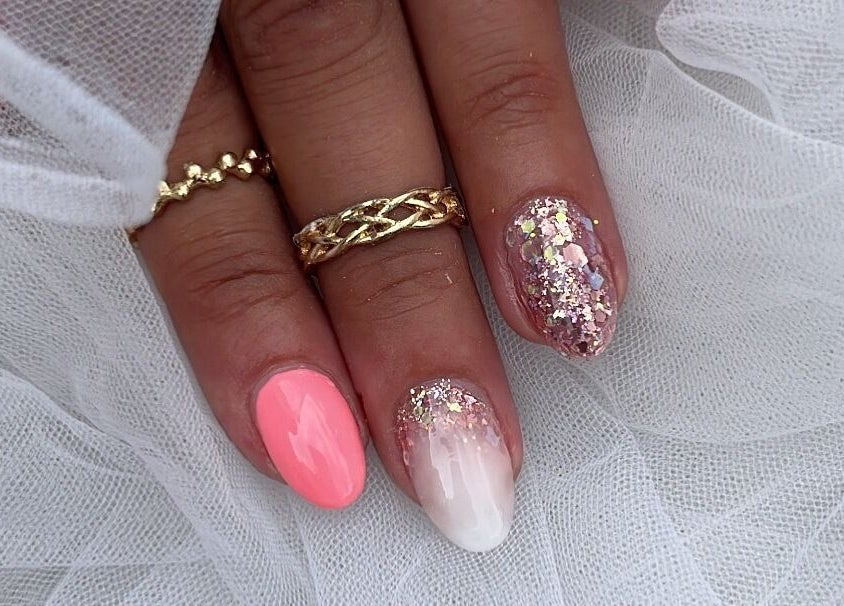 Manucure pailletée élégante chez Elitebeauteternat, Ternat, Vlaanderen, BE.