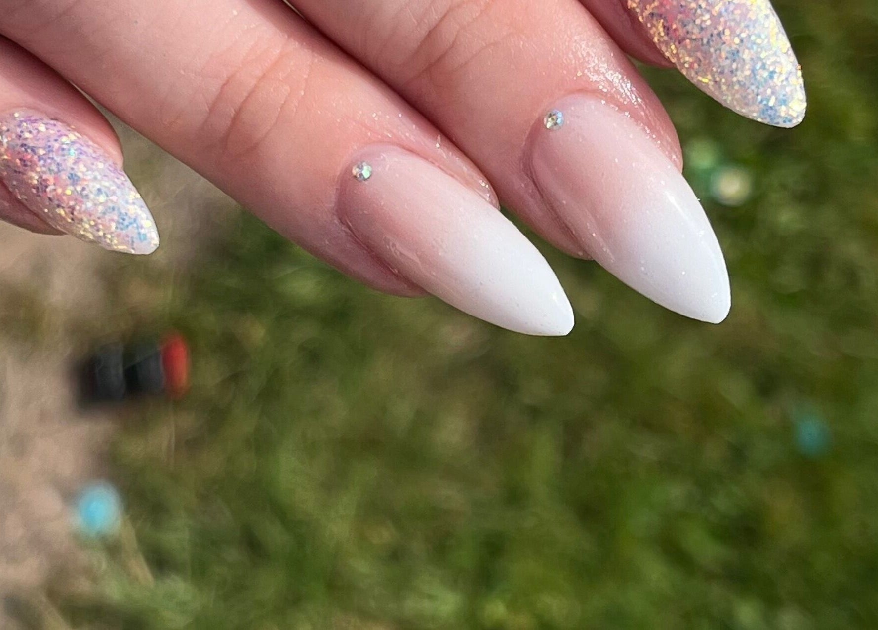 Ongles brillants avec pierres précieuses à Elitebeauteternat, Ternat, Vlaanderen, BE.