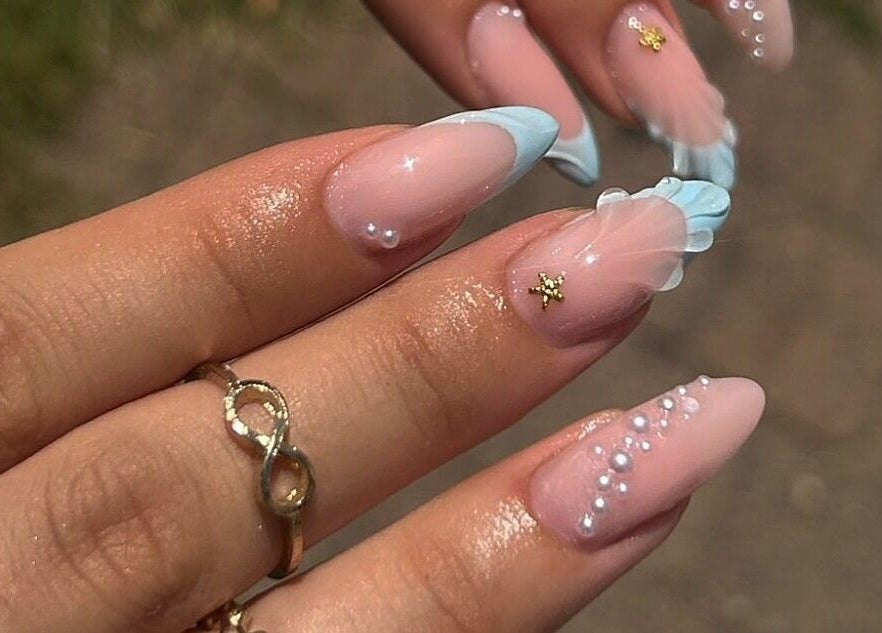 Design d'ongles avec des décorations perles à Elitebeauteternat, Ternat, Vlaanderen, BE.