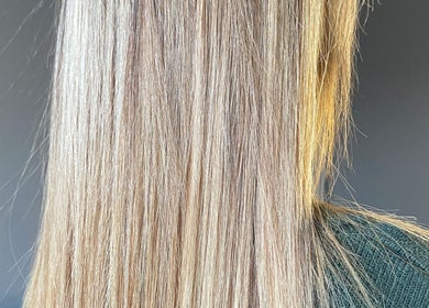 Cheveux blonds soyeux à Beaulissage By Sonia, Grande-Synthe, Hauts-de-France, FR, brillant sous la lumière naturelle.