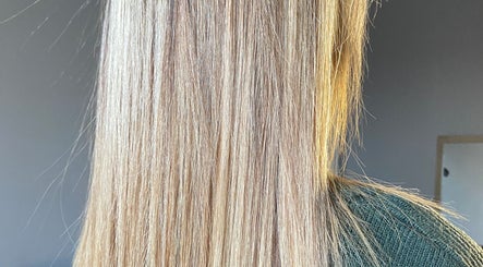 Cheveux blonds brillants à Beaulissage By Sonia, Grande-Synthe, Hauts-de-France, FR, salon de beauté renommé.
