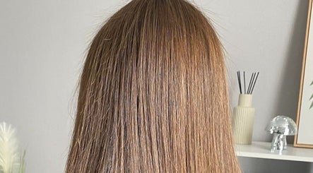 Chevelure lisse et brillante chez Beaulissage By Sonia, Grande-Synthe, Hauts-de-France, FR.