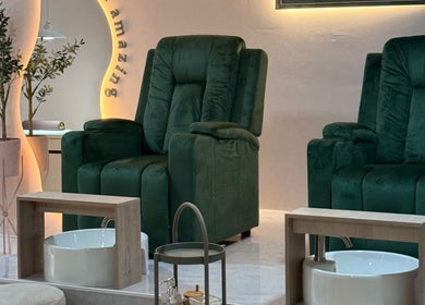 Sillones de lujo en ECLAT Nails Studio en Panamá, Provincia De Panamá, PA, ofreciendo comodidad y estilo.