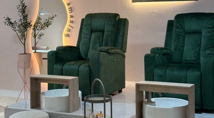 Sillones de lujo en ECLAT Nails Studio en Panamá, Provincia De Panamá, PA, ofreciendo comodidad y estilo.