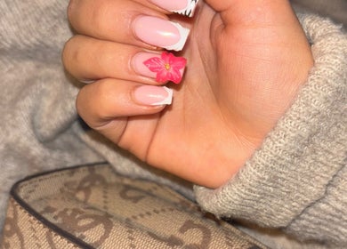 Stijlvolle roze nagels met bloemontwerp bij Cherrynailed, Arnhem, Gelderland, NL.
