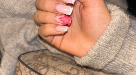 Stijlvolle roze nagels met bloemontwerp bij Cherrynailed, Arnhem, Gelderland, NL.