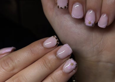 Elegant gelakte nagels met bloemdesign bij Cherrynailed, Arnhem, Gelderland, NL.