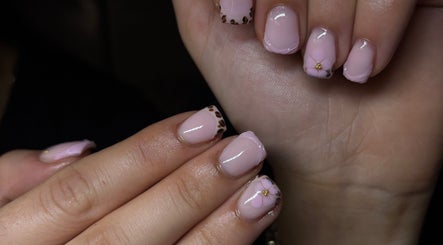 Elegant gelakte nagels met bloemdesign bij Cherrynailed, Arnhem, Gelderland, NL.