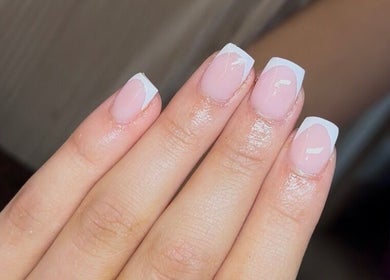 Perfecte Franse manicure bij Cherrynailed, Arnhem, Gelderland, NL. Elegante nagels met witte rand.