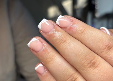 Perfecte French manicure bij Cherrynailed, Arnhem, Gelderland, NL. Elegante nagelverzorging met witte tips.
