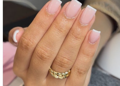 Elegante French manicure bij Cherrynailed in Arnhem, Gelderland, NL.