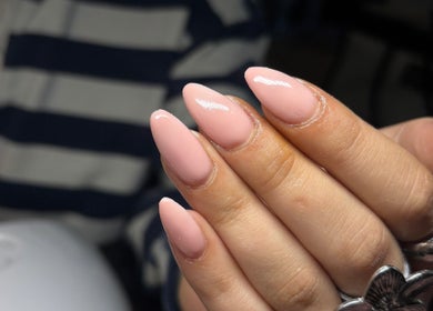 Stijlvolle roze nagels van Cherrynailed, Arnhem, Gelderland, NL, verfraaien handen met verfijning.