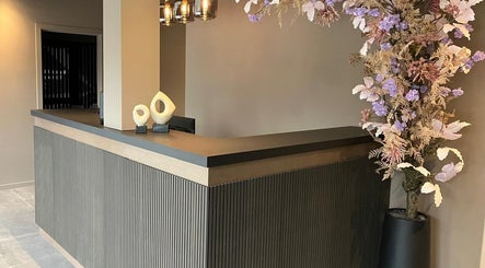 Ontvangstbalie bij GLIZZ Antwerpen, bekleed met kunstbloemen, in Antwerpen, Vlaanderen, BE.
