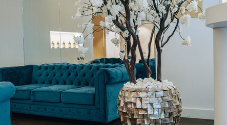 Stijlvolle blauwe bank en decoratie bij GLIZZ Antwerpen, Antwerpen, Vlaanderen, BE voor ontspanning.