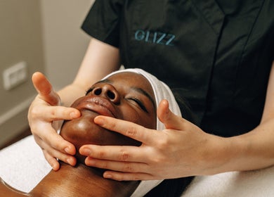 Wellnessbehandeling bij GLIZZ Antwerpen, Vlaanderen, BE met ontspannende gezichtsverzorging.