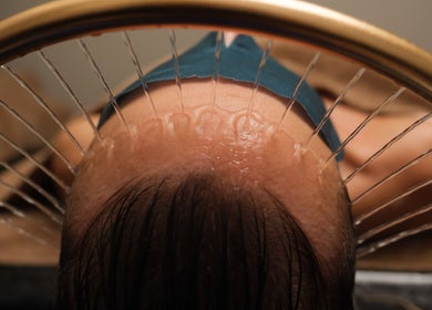 Vrouw geniet van watermassage bij GLIZZ Antwerpen, Antwerpen, Vlaanderen, BE voor ultieme ontspanning.
