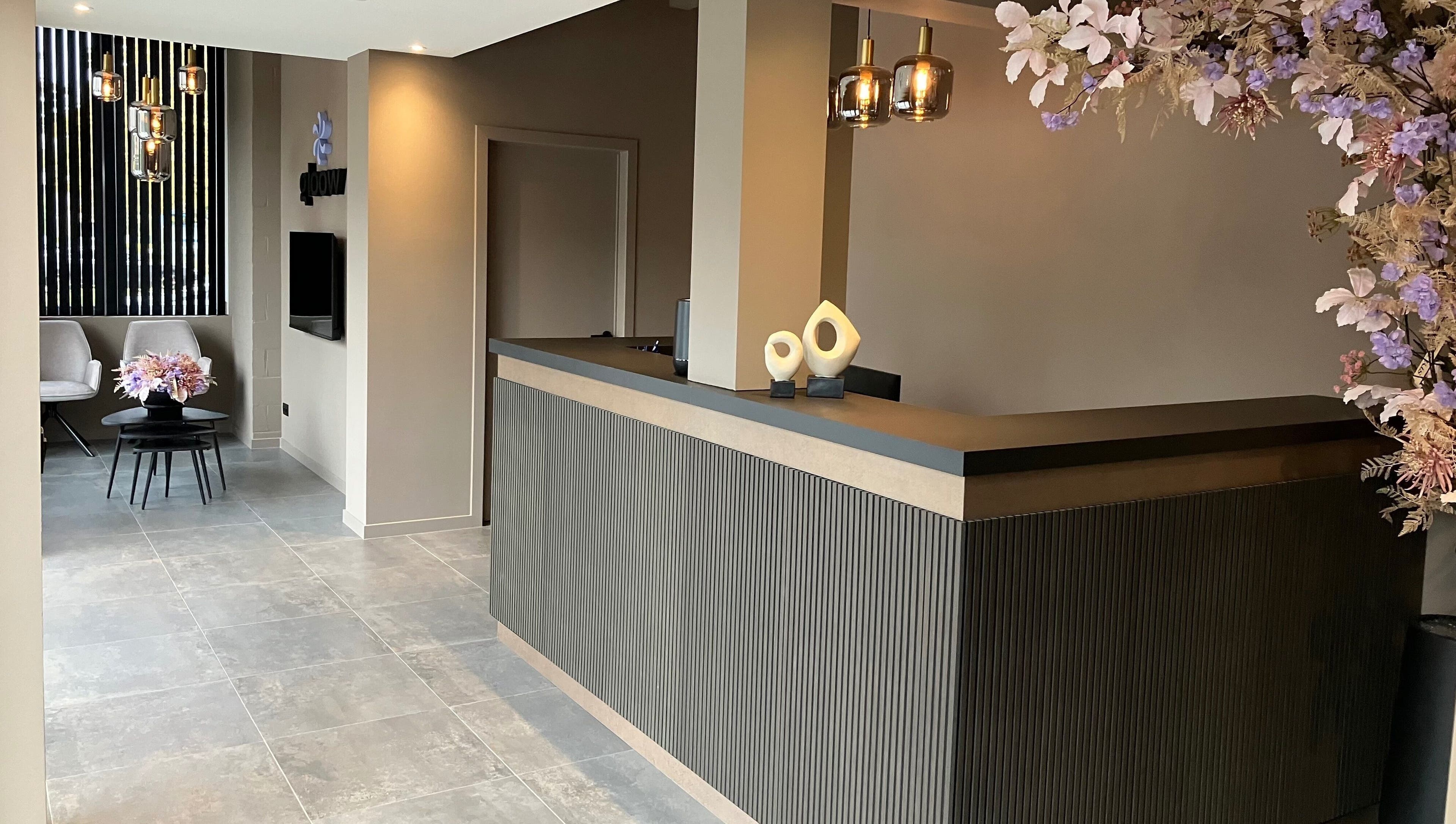 Receptie bij GLIZZ Genk met bloemdecoraties. Genk, Vlaanderen, BE. Modern en uitnodigend interieur.