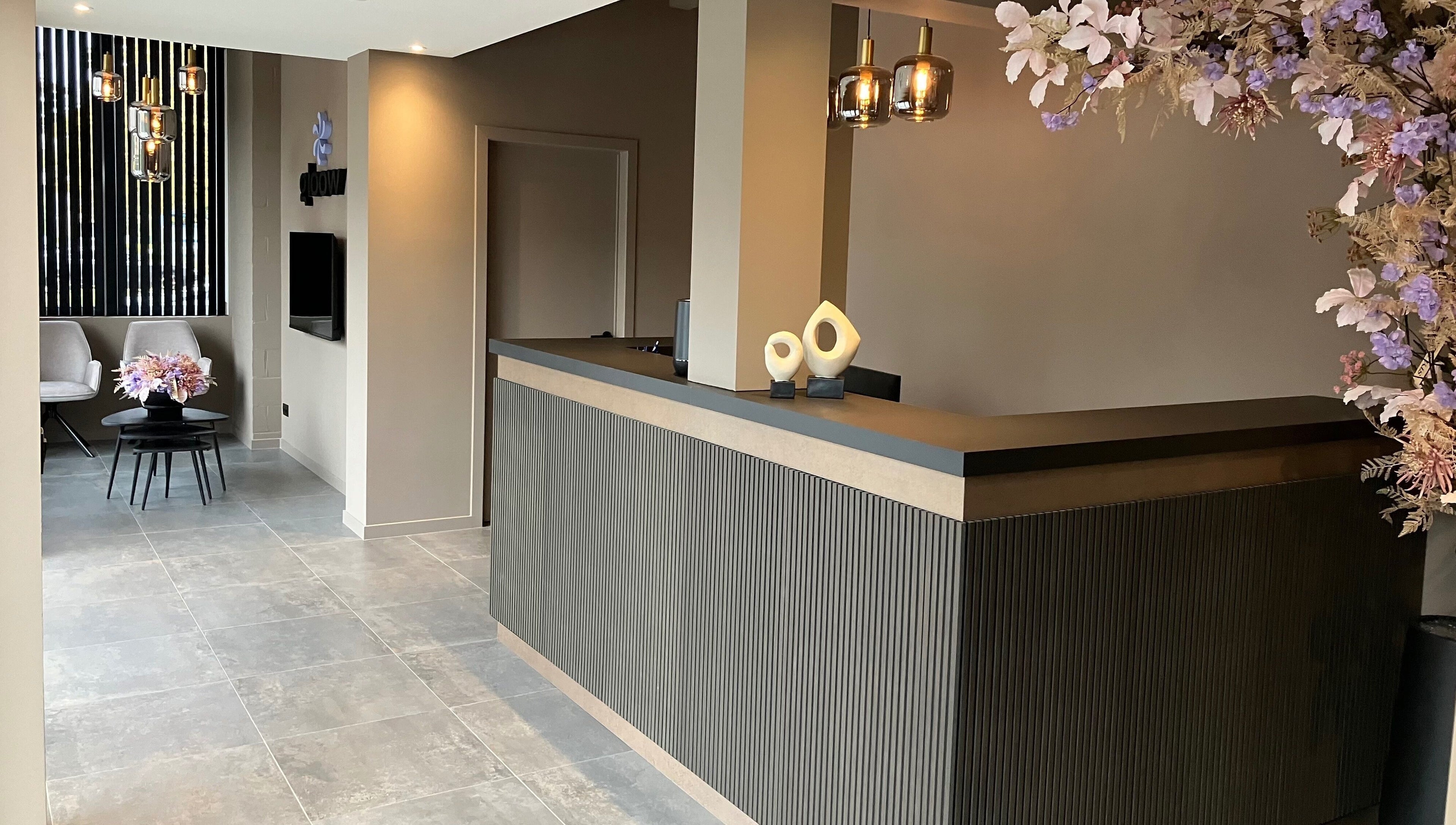 Receptie bij GLIZZ Genk met bloemdecoraties. Genk, Vlaanderen, BE. Modern en uitnodigend interieur.