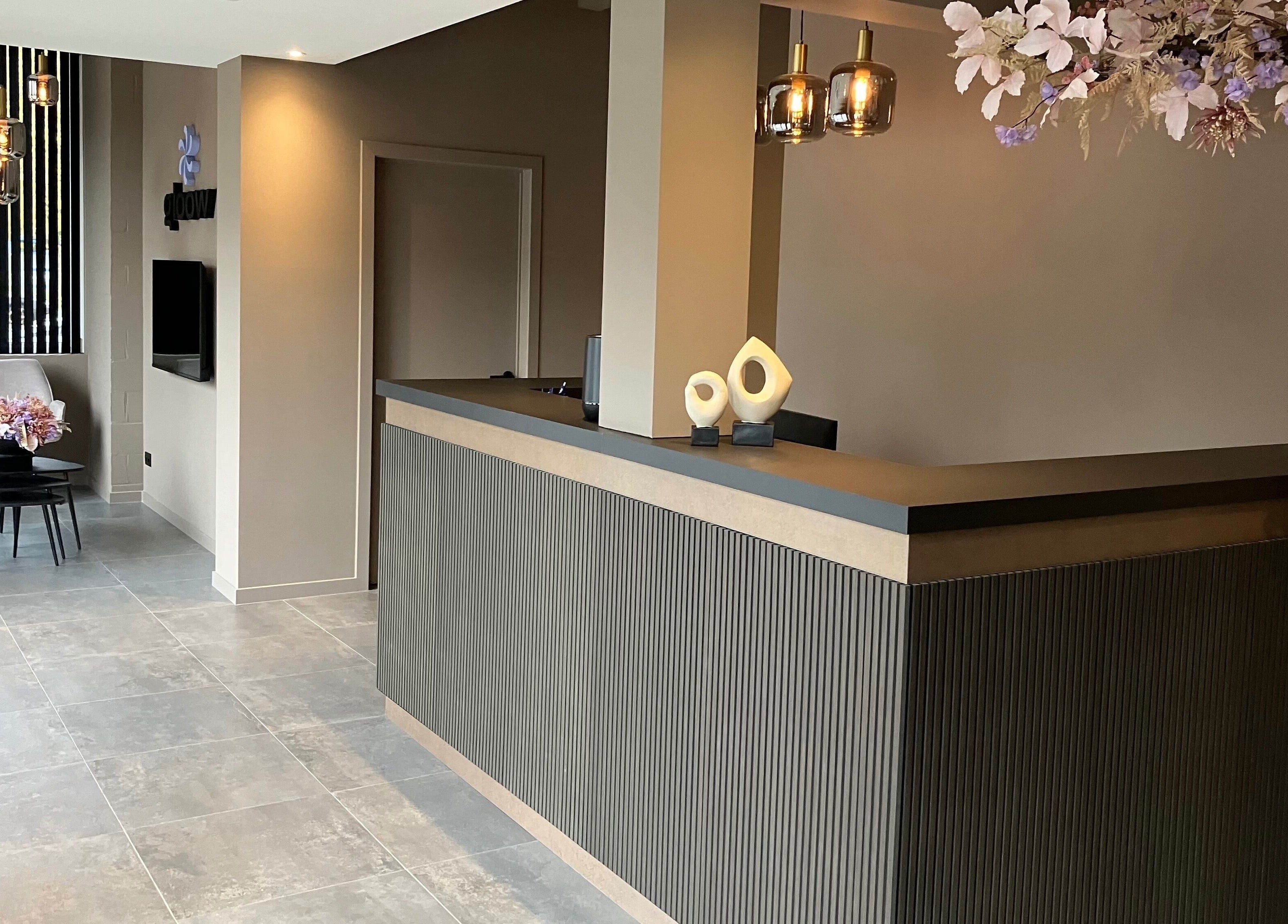 Receptie bij GLIZZ Genk met bloemdecoraties. Genk, Vlaanderen, BE. Modern en uitnodigend interieur.