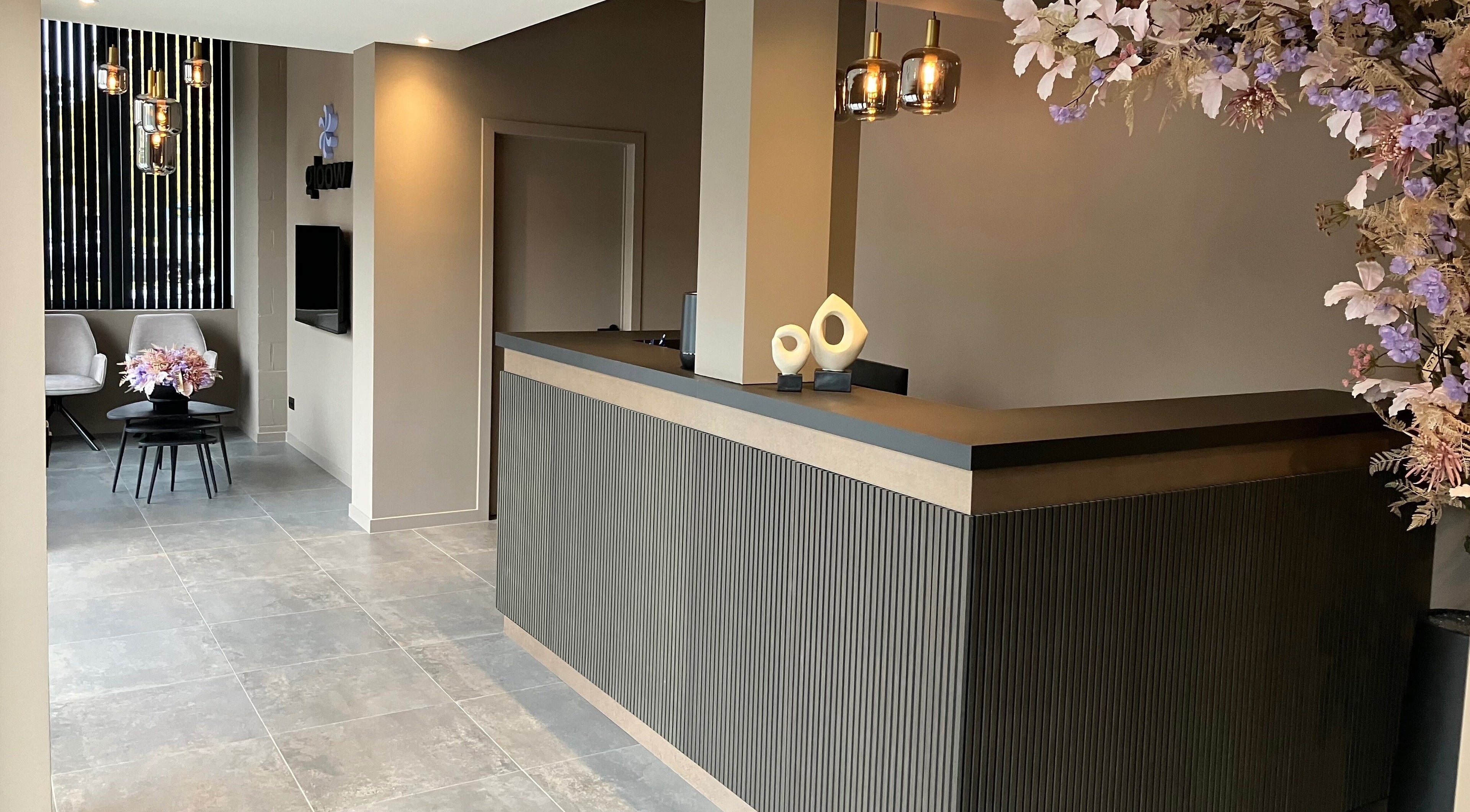 Receptie bij GLIZZ Genk met bloemdecoraties. Genk, Vlaanderen, BE. Modern en uitnodigend interieur.