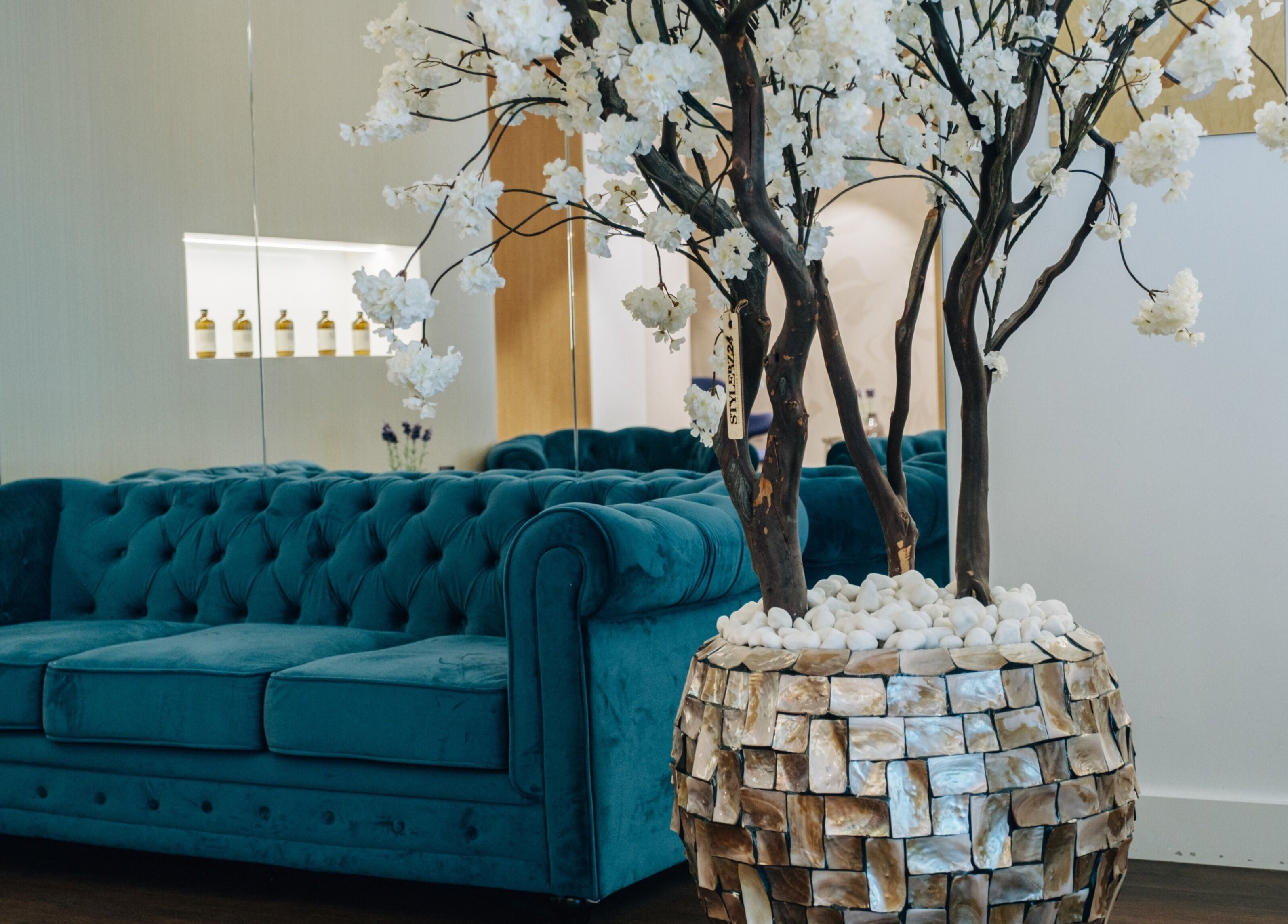 Stijlvolle lounge bij GLIZZ Genk met luxe bank en decoratie, Genk, Vlaanderen, BE.