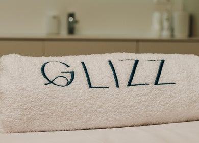 Wit handdoek met GLIZZ logo bij GLIZZ Genk in Genk, Vlaanderen, BE.