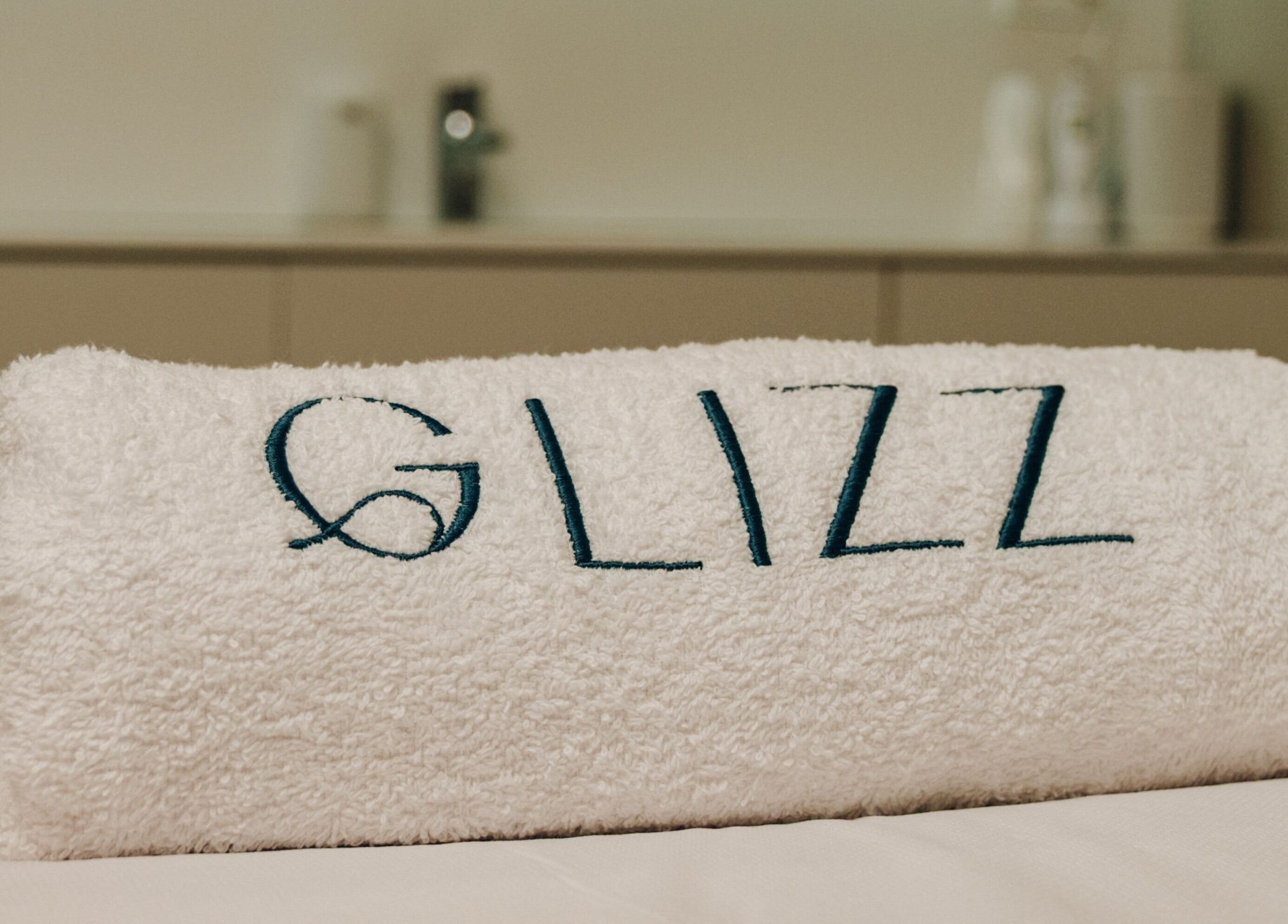 Wit handdoek met GLIZZ logo bij GLIZZ Genk in Genk, Vlaanderen, BE.