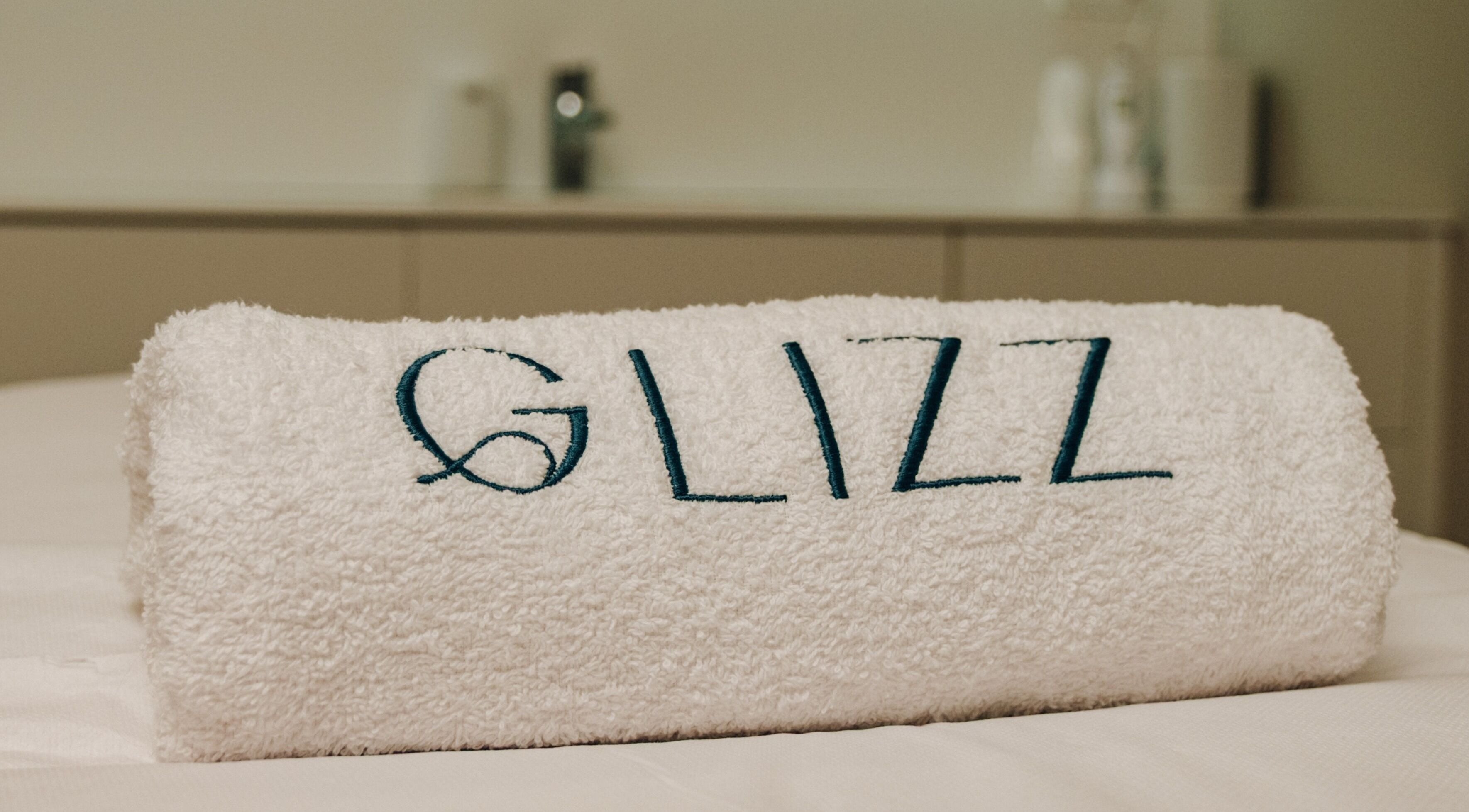 Wit handdoek met GLIZZ logo bij GLIZZ Genk in Genk, Vlaanderen, BE.