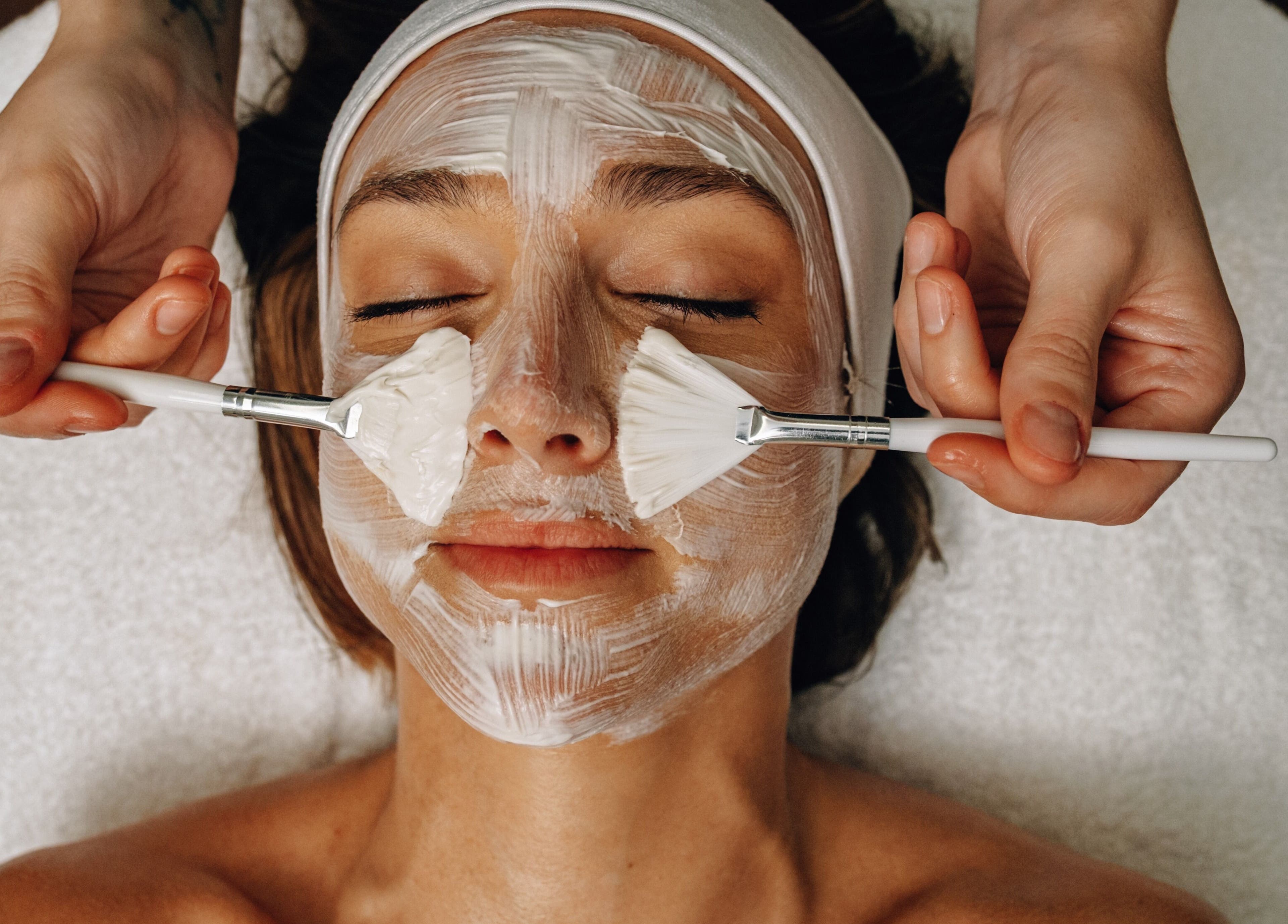 Gezichtsbehandeling bij GLIZZ Genk in Genk, Vlaanderen, BE met luxe crèmes en borstels.